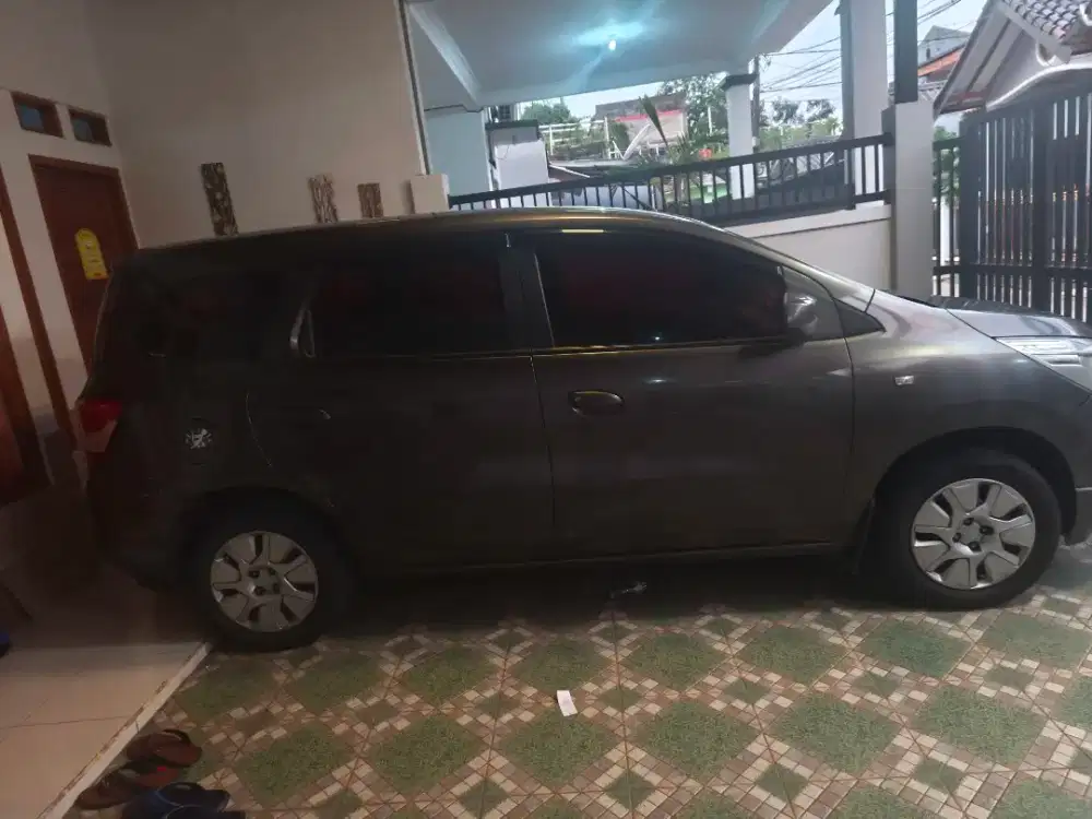 Dijual mobil tempur kesayangan Chevrolet spin 1,2 MT