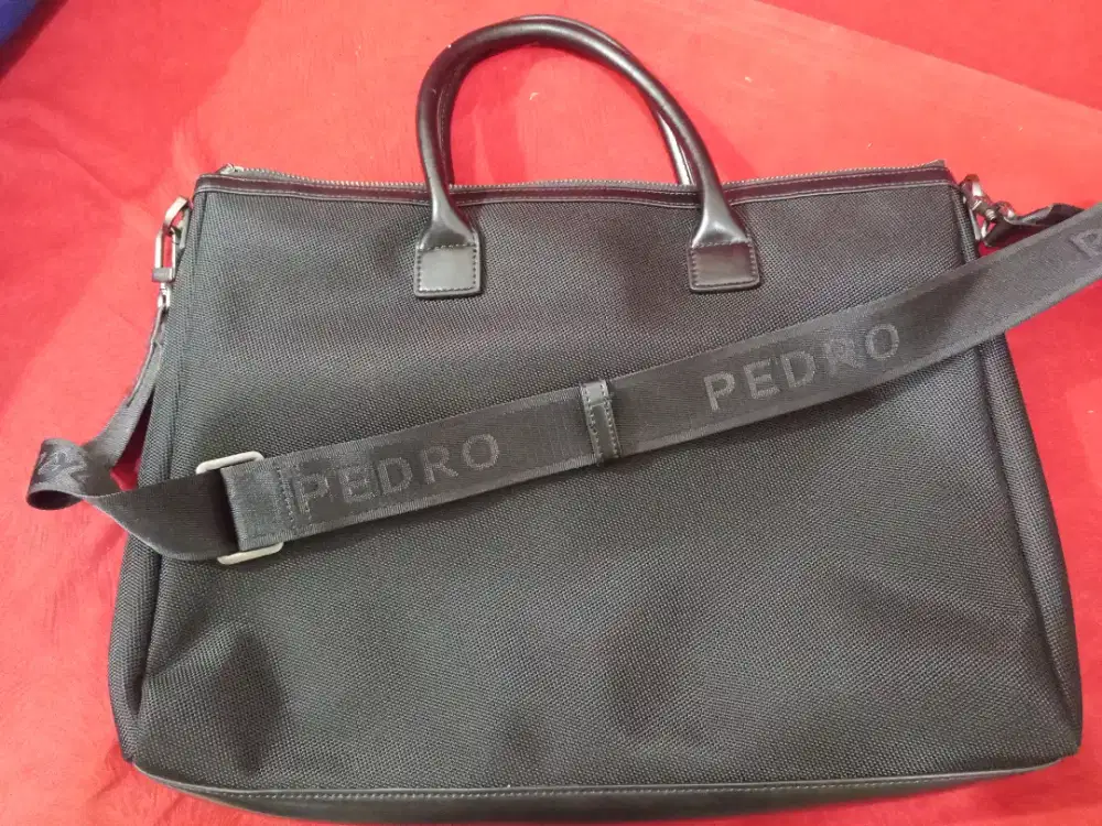 Tas wanita merk pedro.