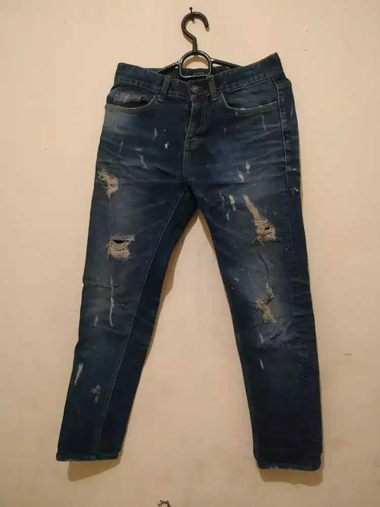 Jeans Biru Tua Distressed