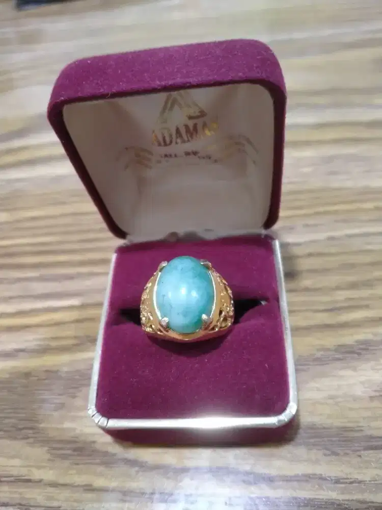 Cincin batu giok Burma.