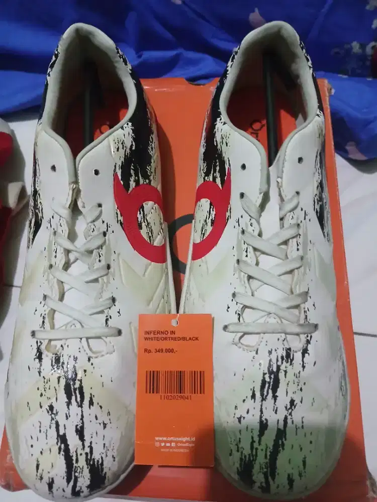 sepatu futsal Ortuseight Inferno In White Ortred Black