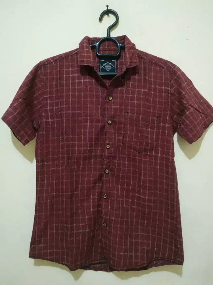 Kemeja Pria Lengan Pendek Motif Kotak – Warna Maroon