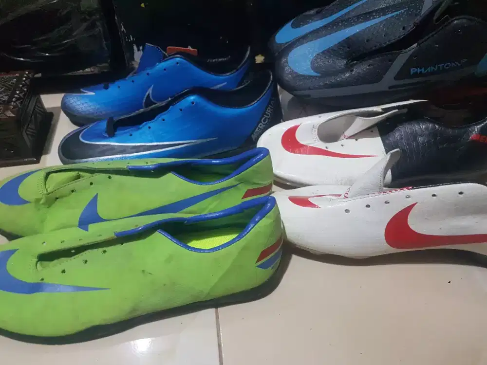 sepatu futsal dan sepatu bola