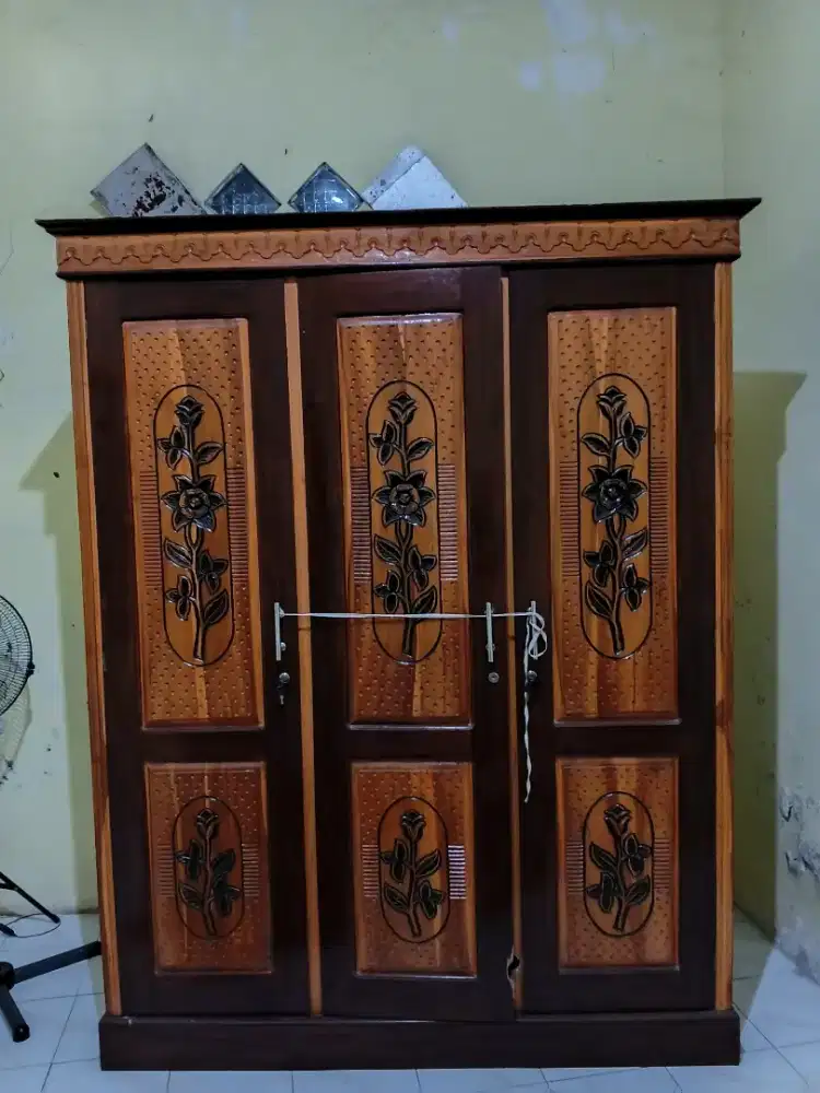 Lemari kayu bekas