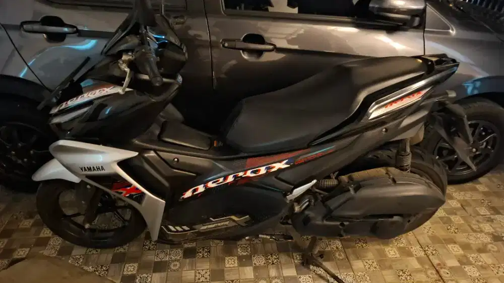 Aerox 2023 warna hitam silver