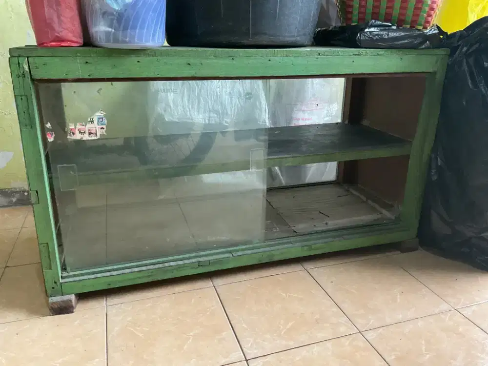 Lemari kaca kayu bekas