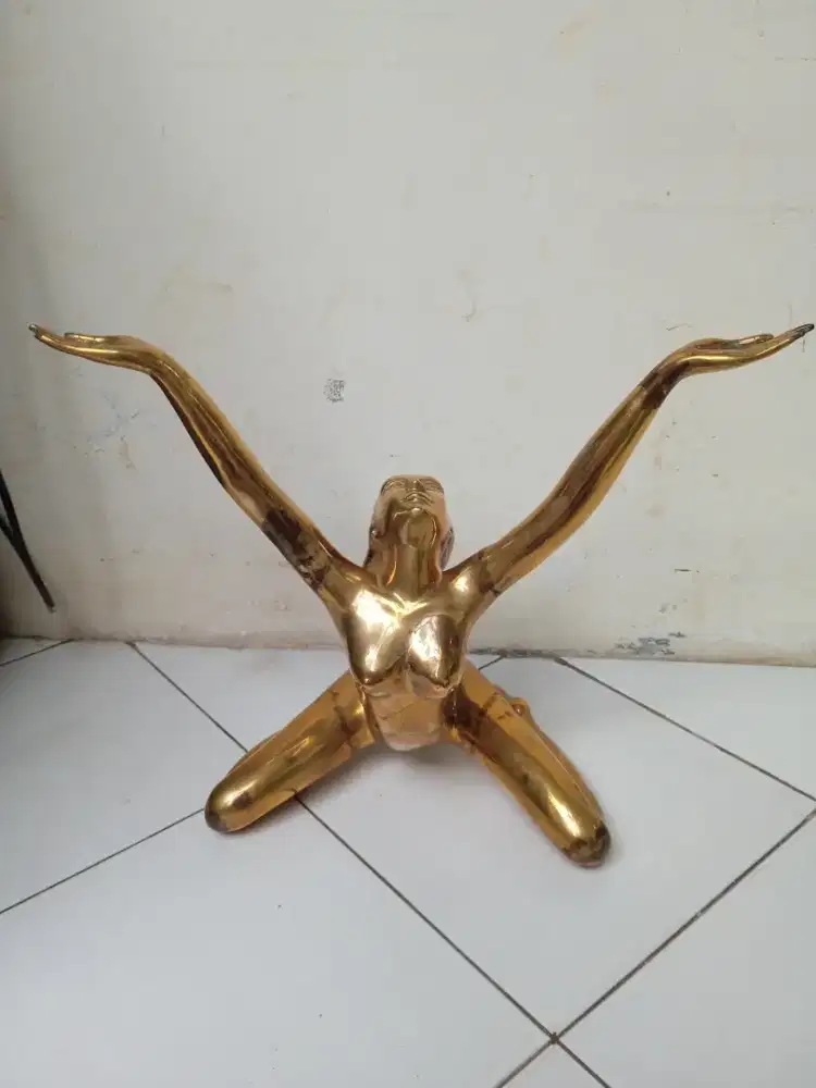 Patung wanita berlutut