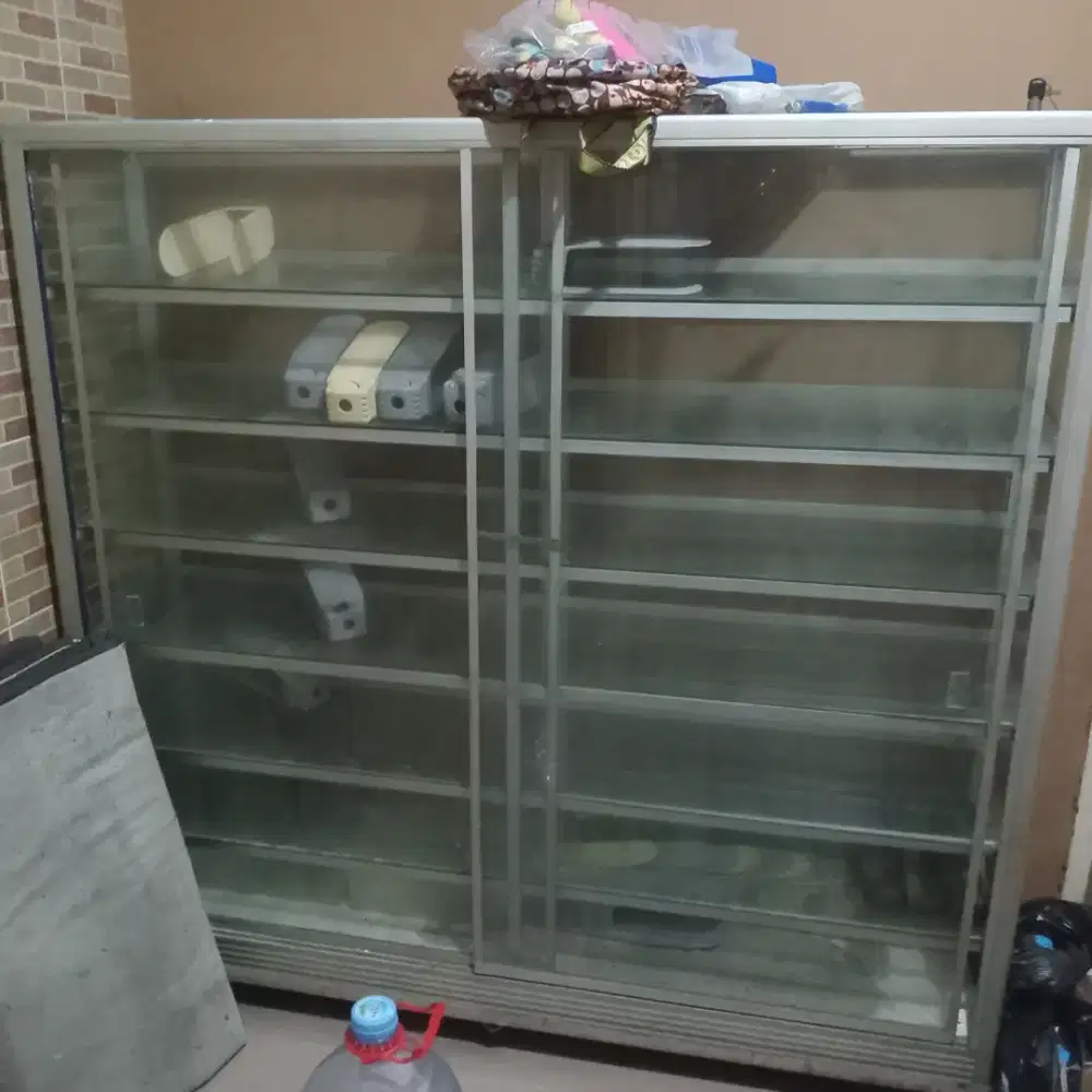 1 etalase / rak sepatu kaca dan kulkas