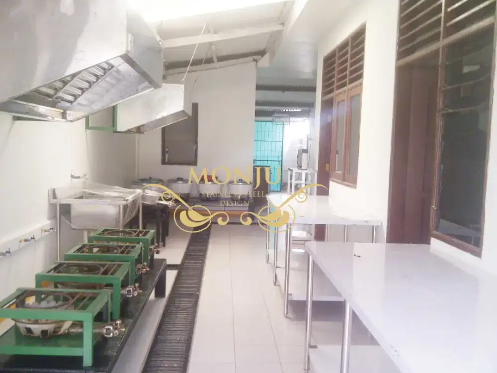 Karyawati dapur kuliner