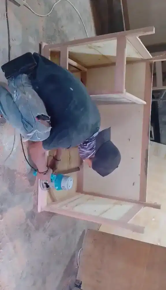 Mencari kerja sbgai tkg kayu pij4t