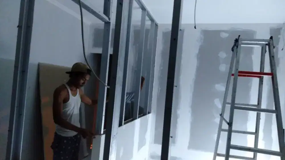 Pemasangan partisi gypsum/ sekat ruangan