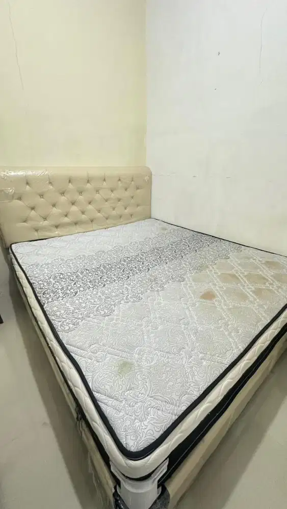 Dipan dan kasur bekas