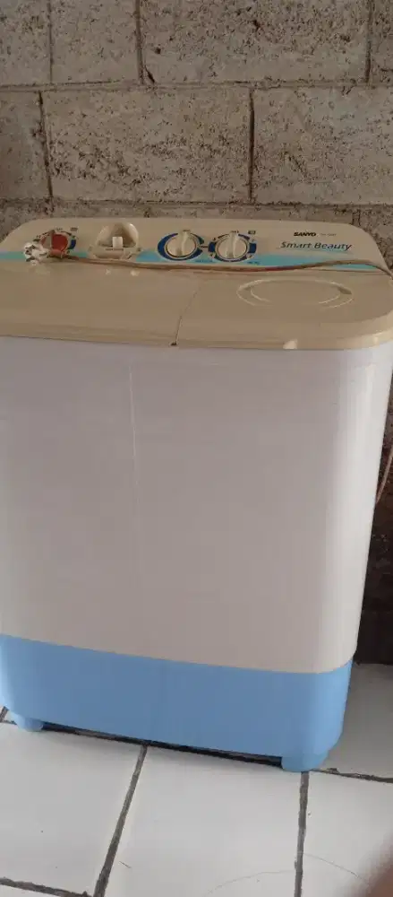 Di jual mesin cuci merk Sanyo  dua tabung  delapan kilo