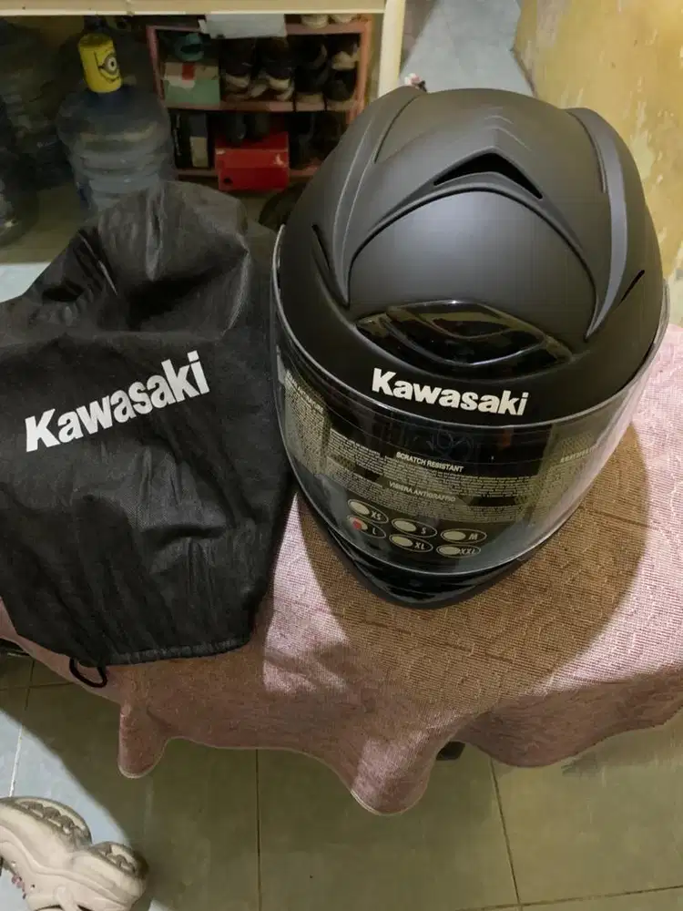 Dijual cepat helm fullface kawasaki uk L original