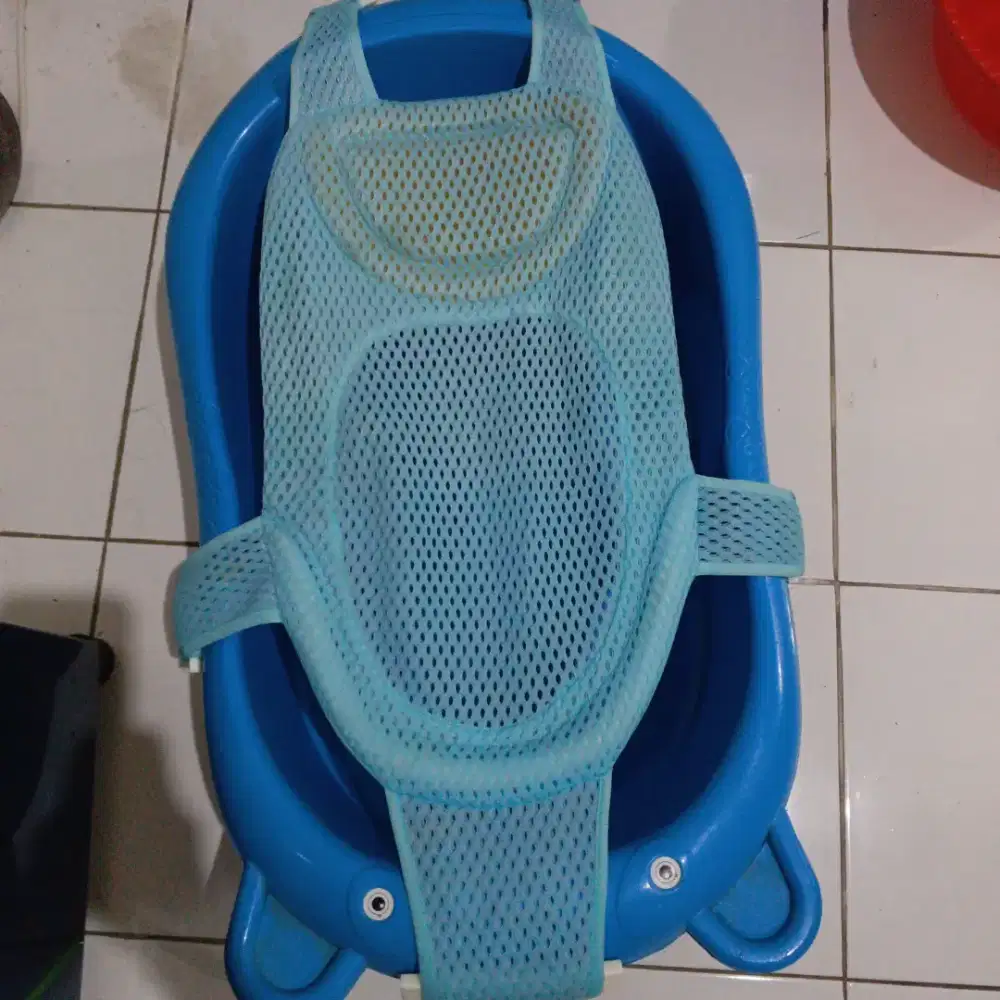 Bak mandi dan jaring mandi bayi