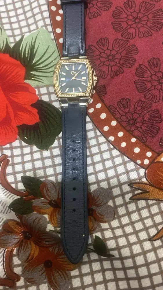 Jam Tangan Wanita Guess Collection YB0002L7MF