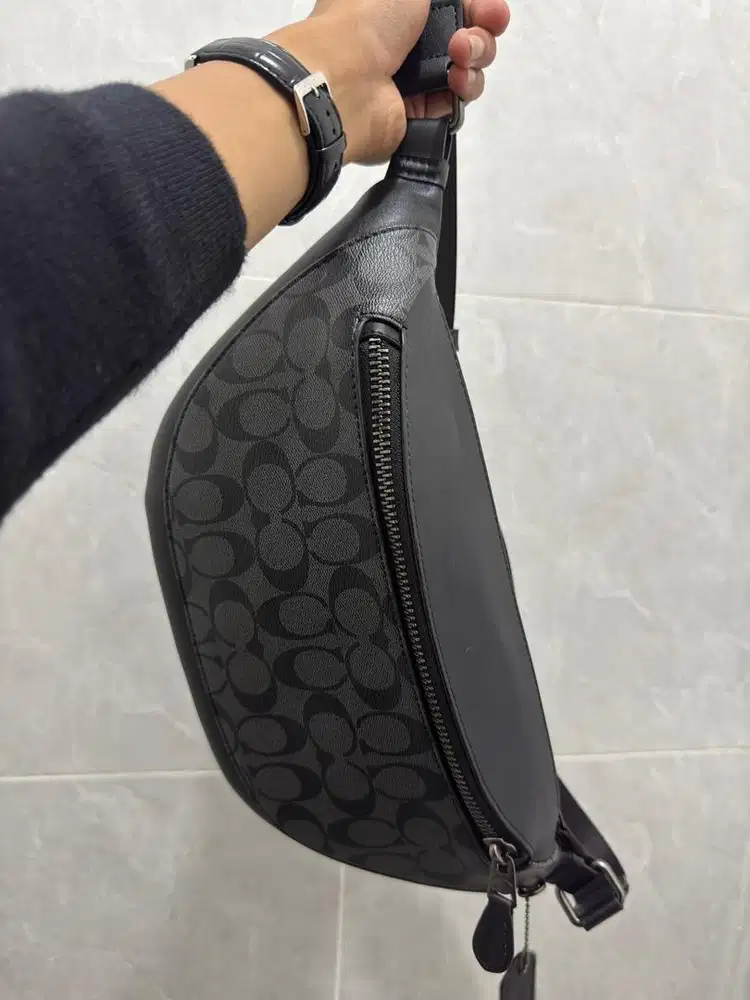 Waistbag hitam brand coach,kondisi bagus