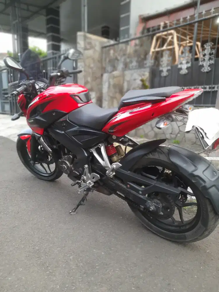 Kawasaki Pulsar 200NS tahun 2016 Mulus Bagus Low KM