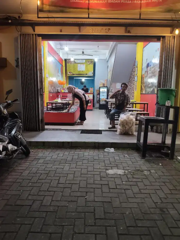 Dibutuhkan waiters outlet nasi kebuli