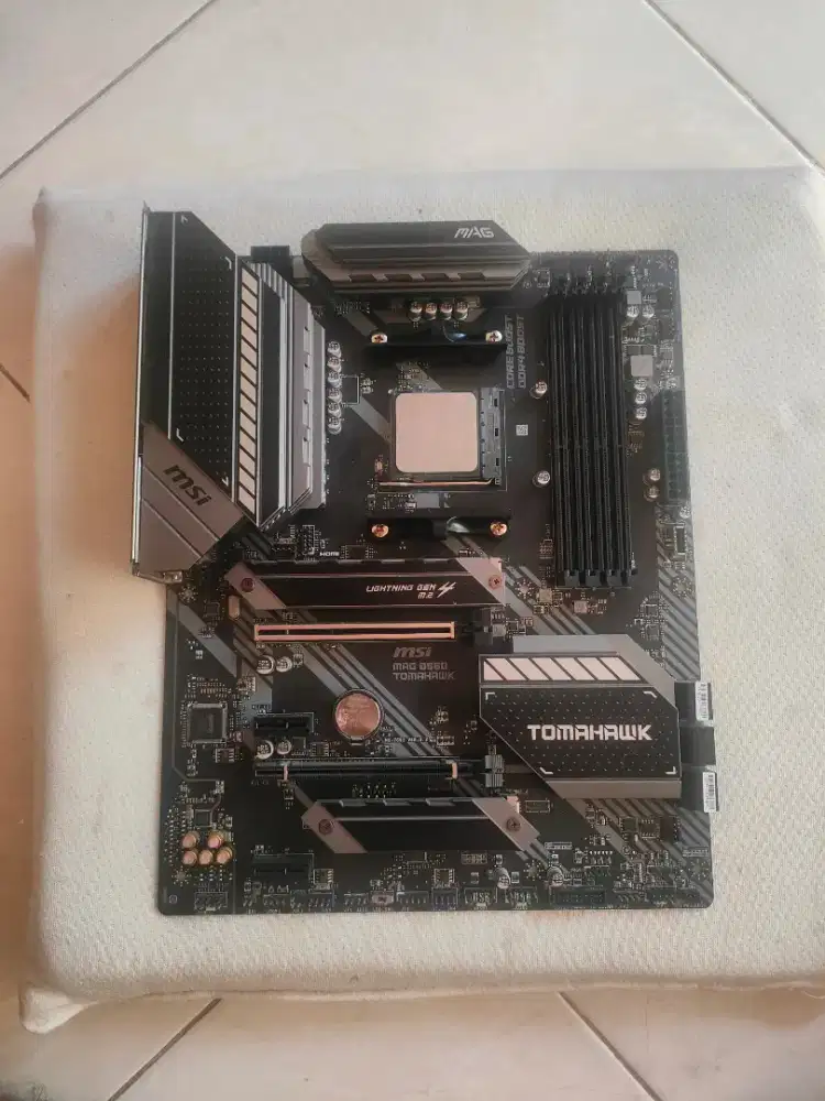 Paket Motherboard MSI B550 Tomahawk + Processor AMD Ryzen 7 5700x