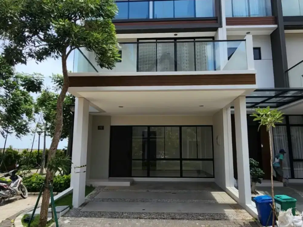 Rumah di Osaka residence,Pik 2,depan taman,Hoek,Uk 6x10m,3 lantai,harga:90 jt/thn