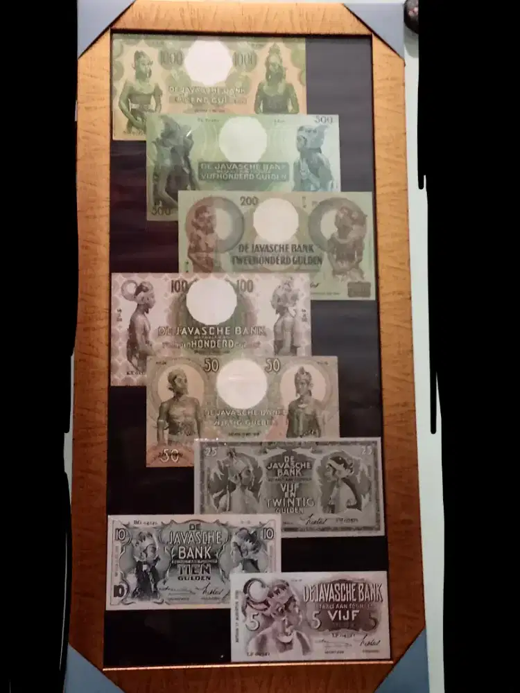 Bingkai uang kuno wayang