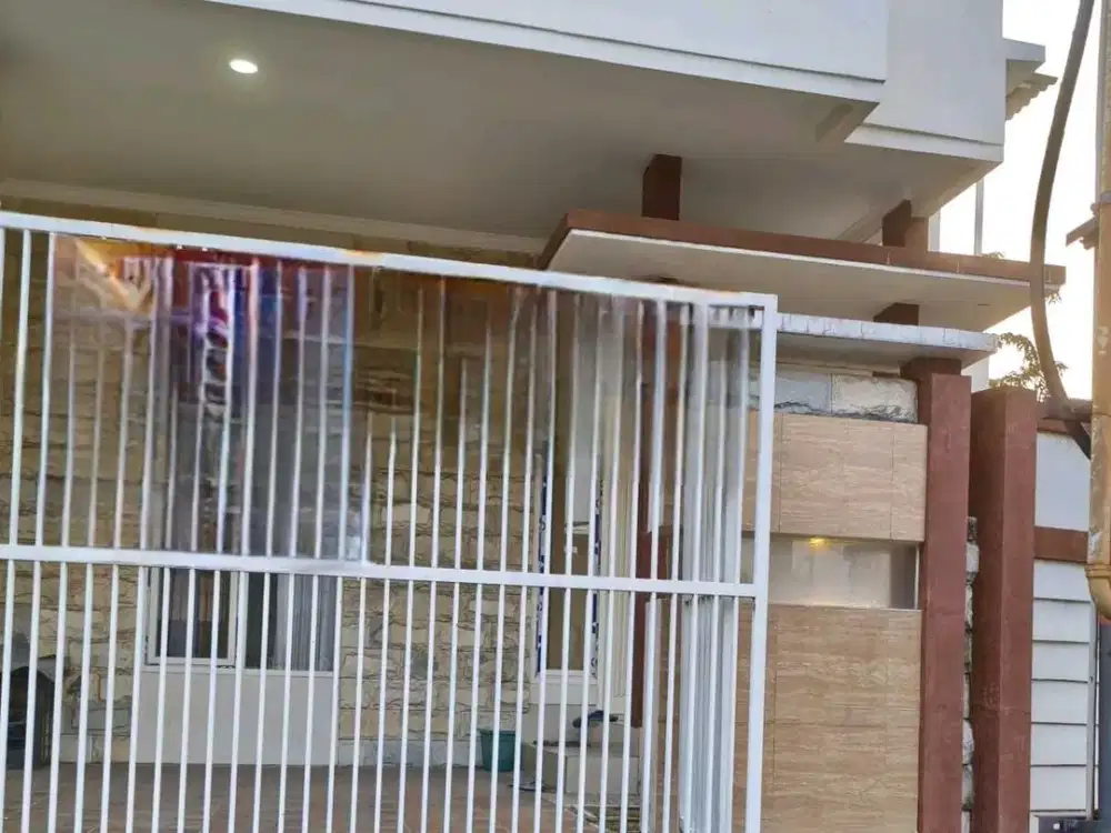 RUMAH 2 LT MINIMALIS HOOK KUTISARI INDAH DEKAT UK PETRA