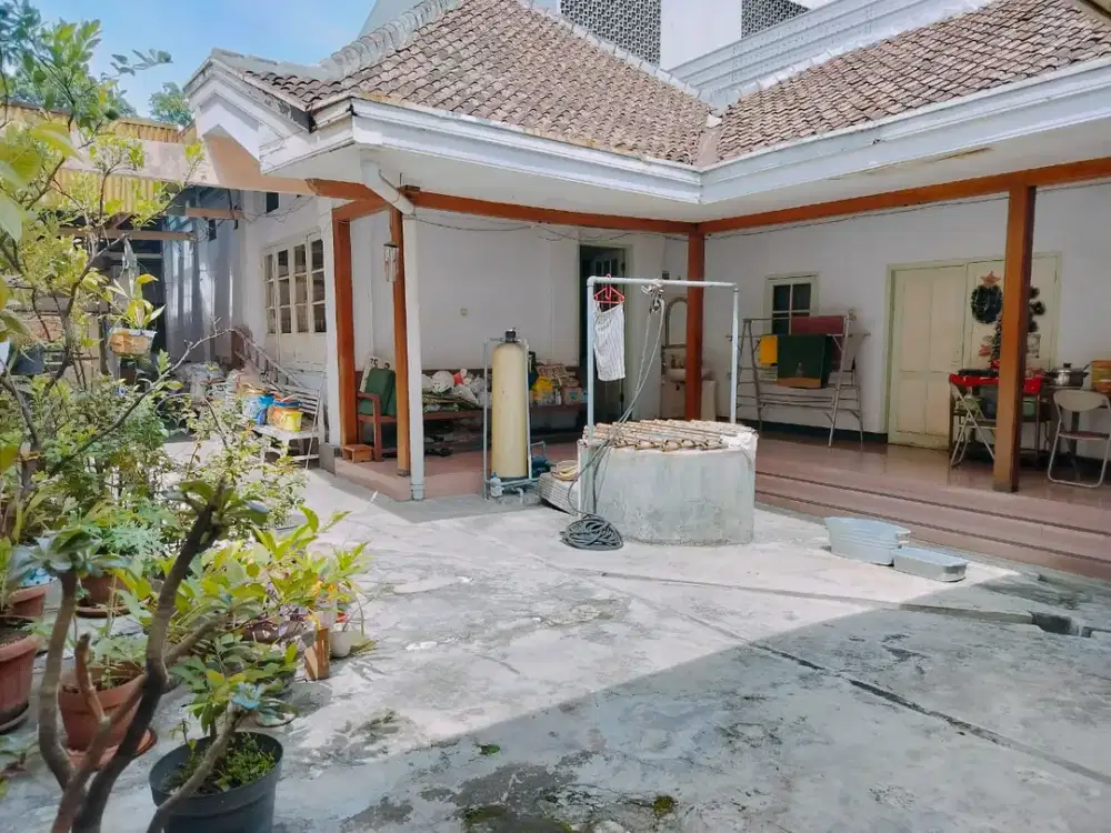 Rumah Terawat Strategis di Mainroad Gatot Subroto