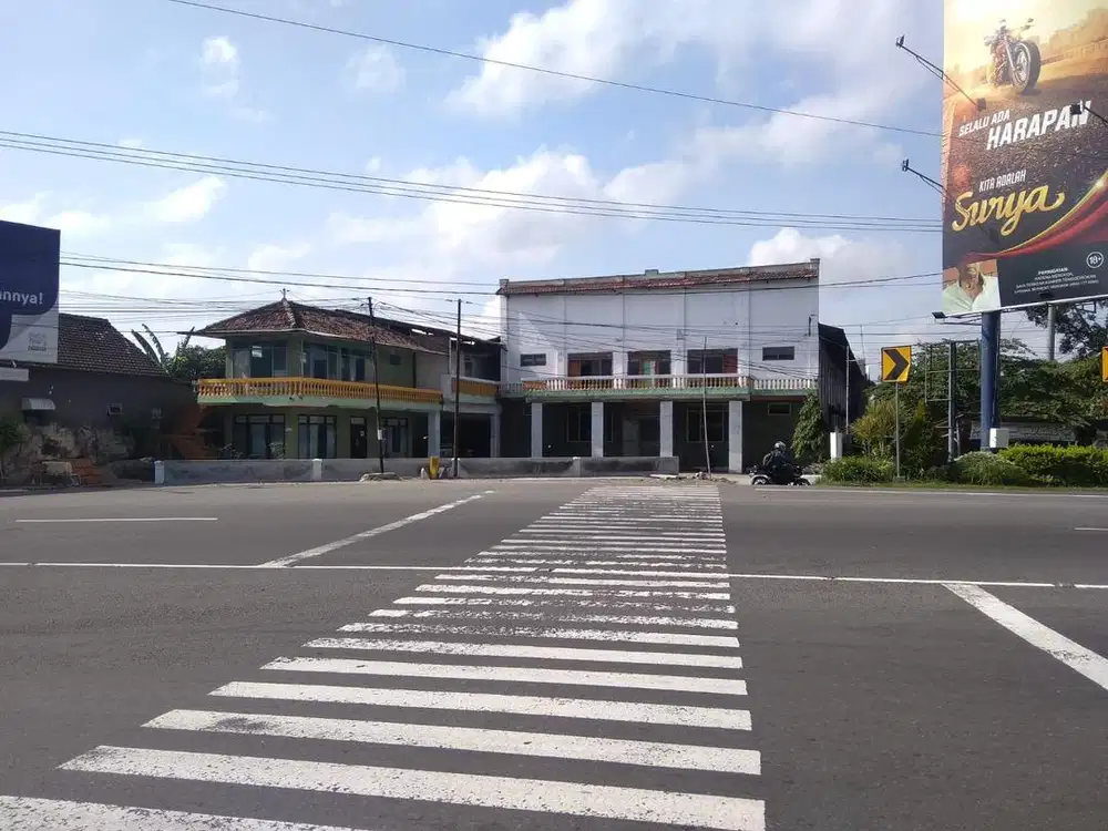 GEDUNG KOMERSIAL SERBAGUNA SEBERANG SIMPANG LIMA GUMUL KEDIRI