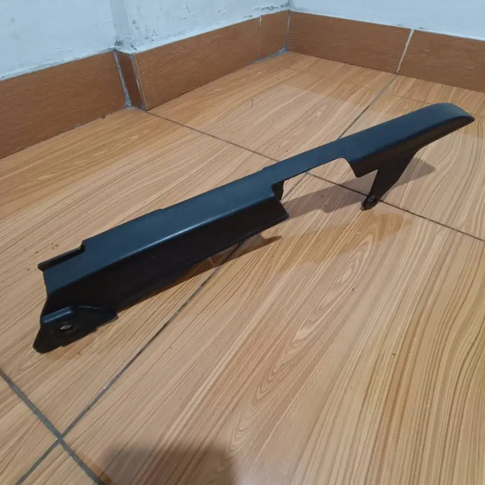 Katengkas Tutup Pelindung Rantai Bajaj Pulsar 180UG4 / 200 / 220 Dtsi