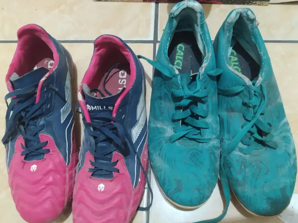 Sepatu sepakbola mills