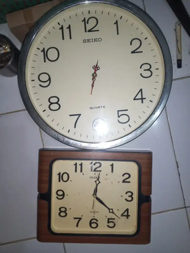 Jam dinding Seiko 2unit hidup Rp.200rb