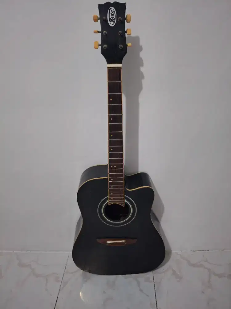 Gitar kayu akustik