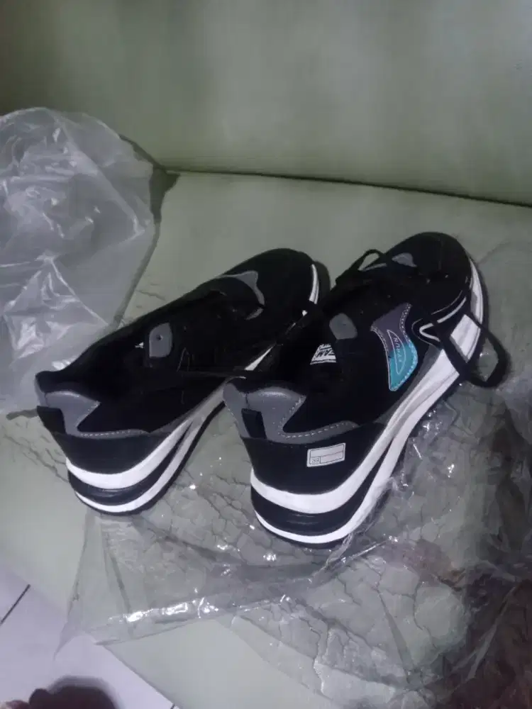 Sepatu sport gres size 39