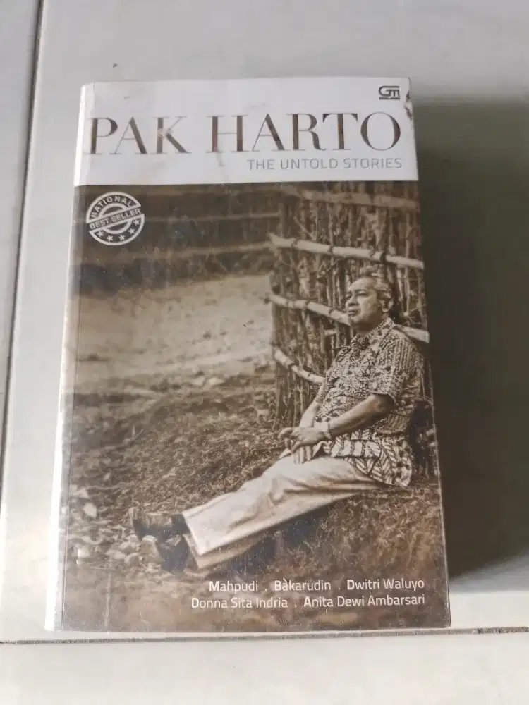 2 buku tentang pak Harto