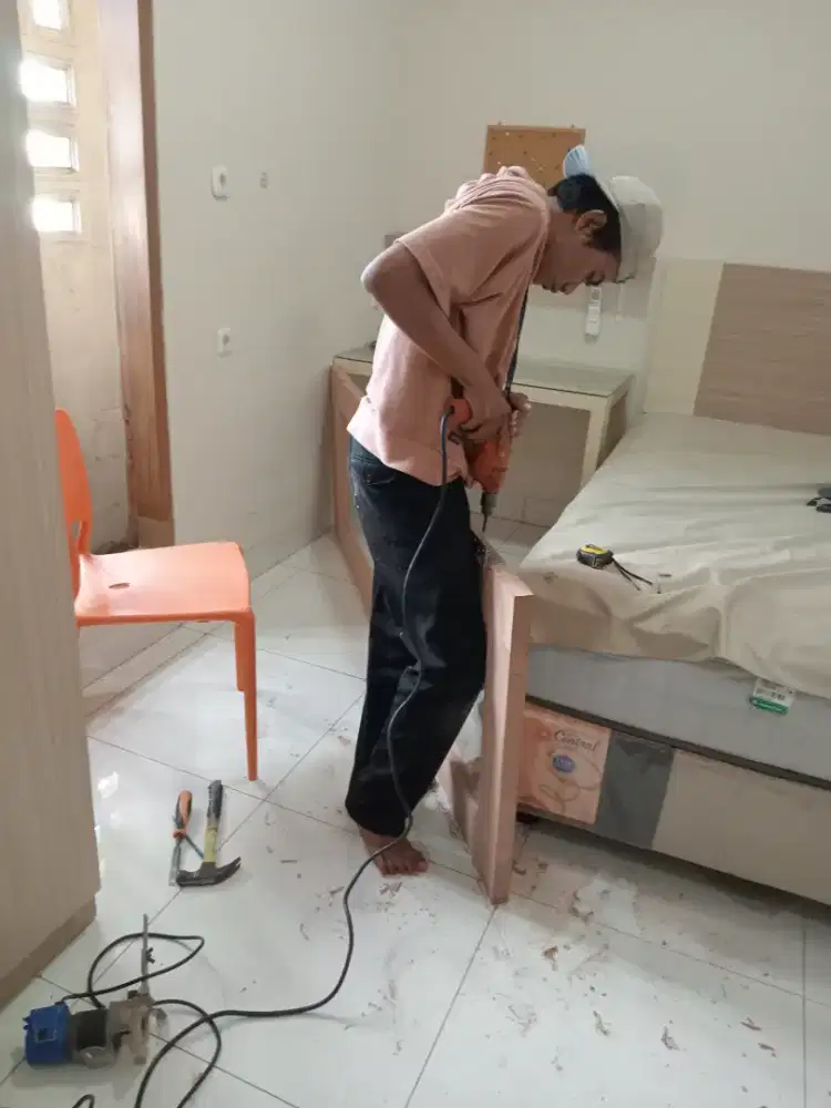 tukang setelah pintu kayu profesional
