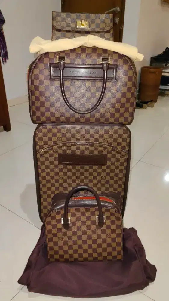 Traveling set brand Louis Vuitton