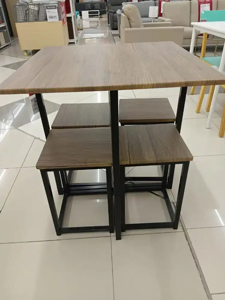 Meja makan set kursi