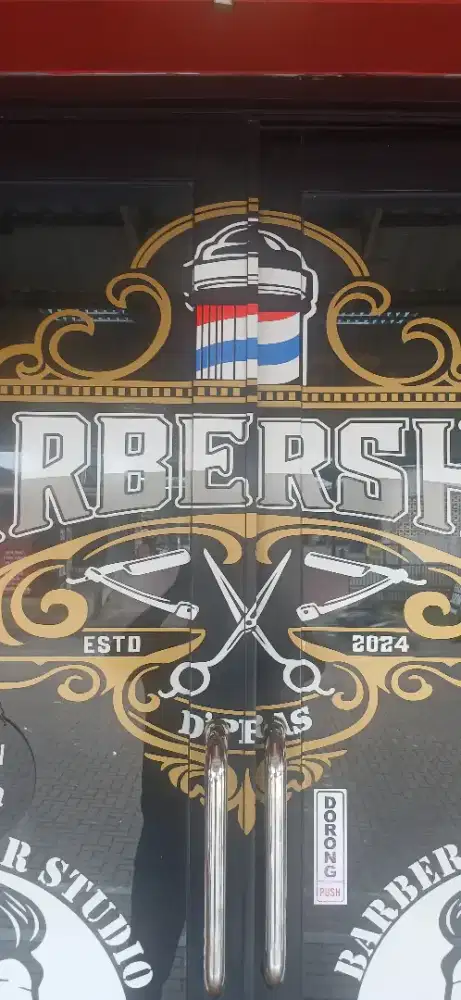 Di cari ahli pangkas rambut barbershop