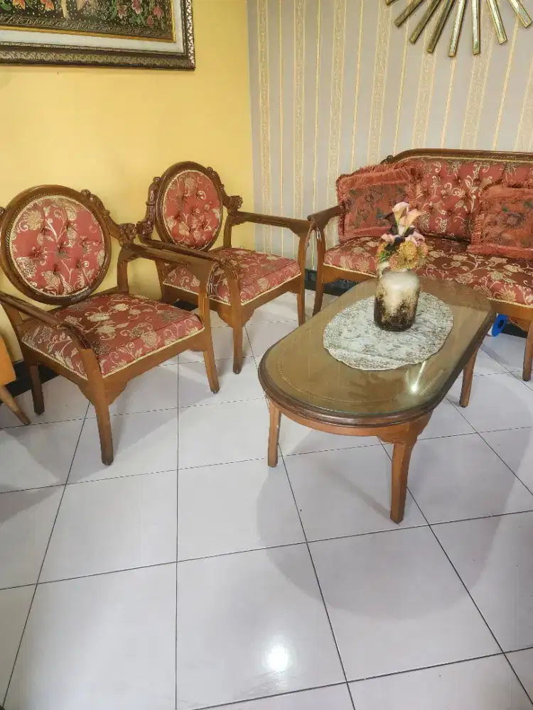 Kursi dan meja di ruangan tamu