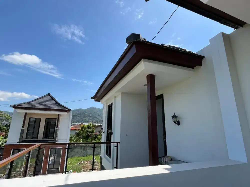 DIJUAL SEGERA Villa Cantik Mewah PLUS Perabot Kolam Renang Full View Kota Batu
