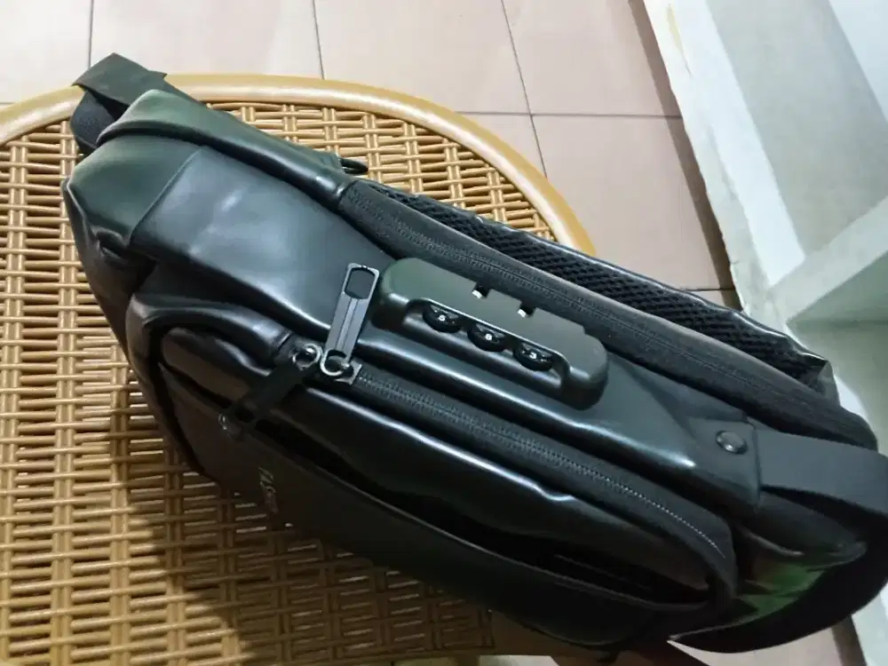 Tas slempang bahan tebal anti air