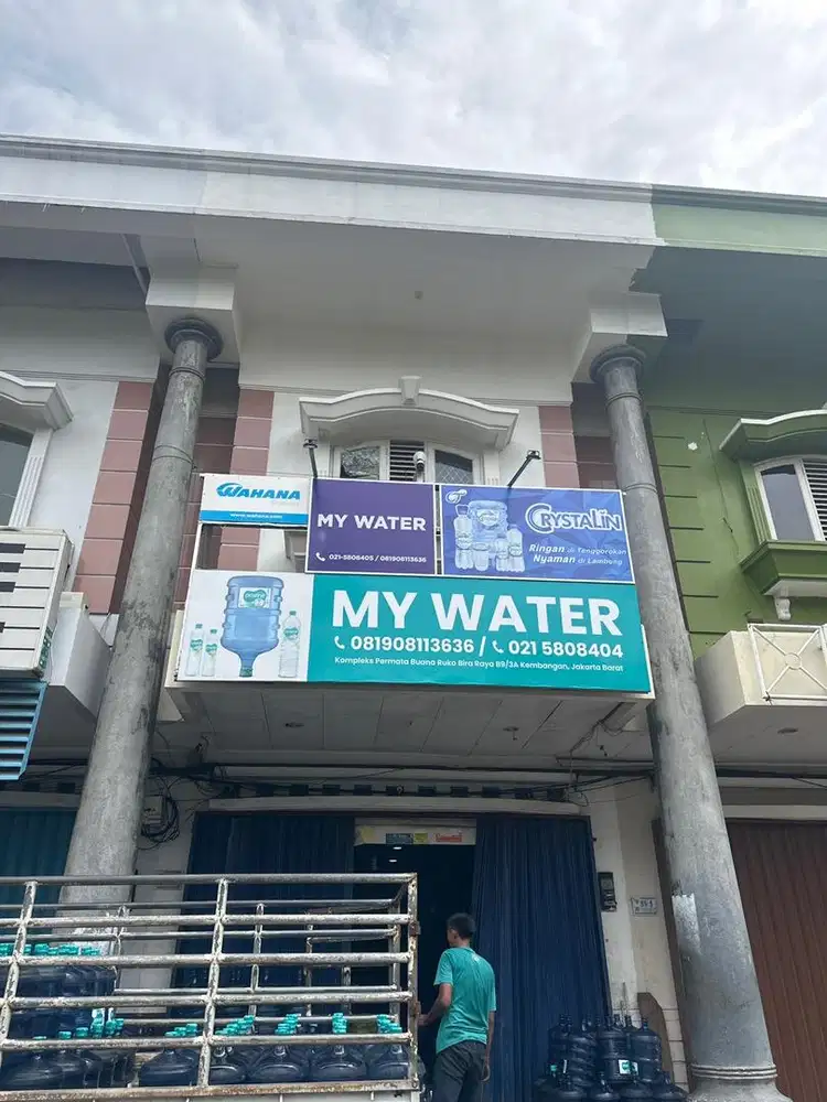 Driver/kurir viar mobil untuk pengantaran galon dan gas