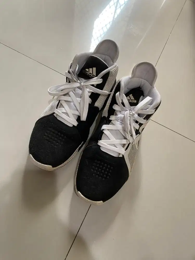 Sepatu Basket Adidas