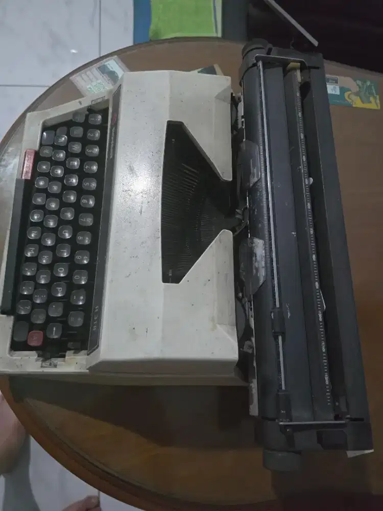 Mesin ketik merk Rovast