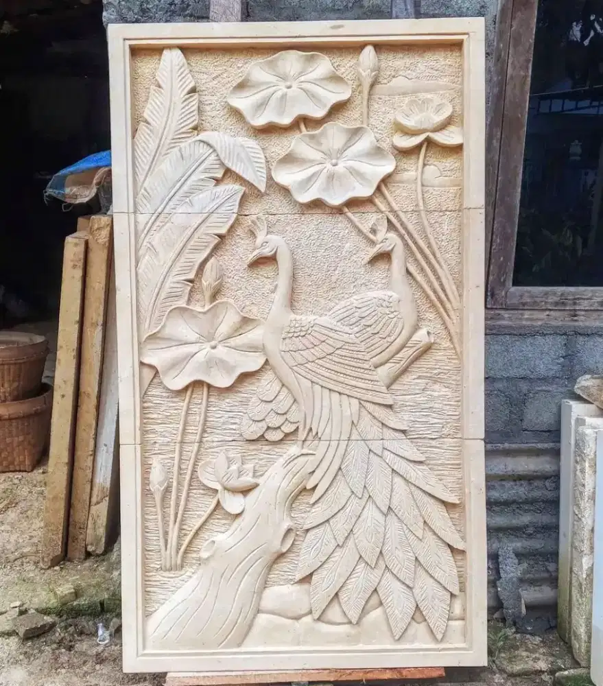 Batu relief motif burung merak