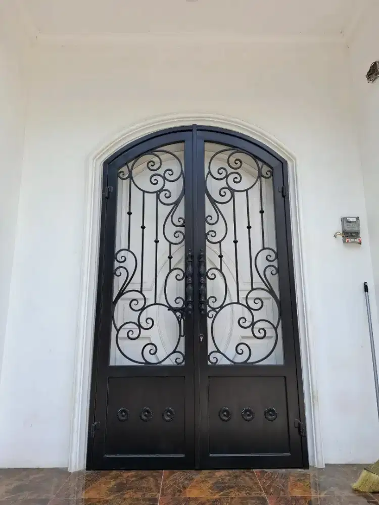 Pintu besi model clasik tempa