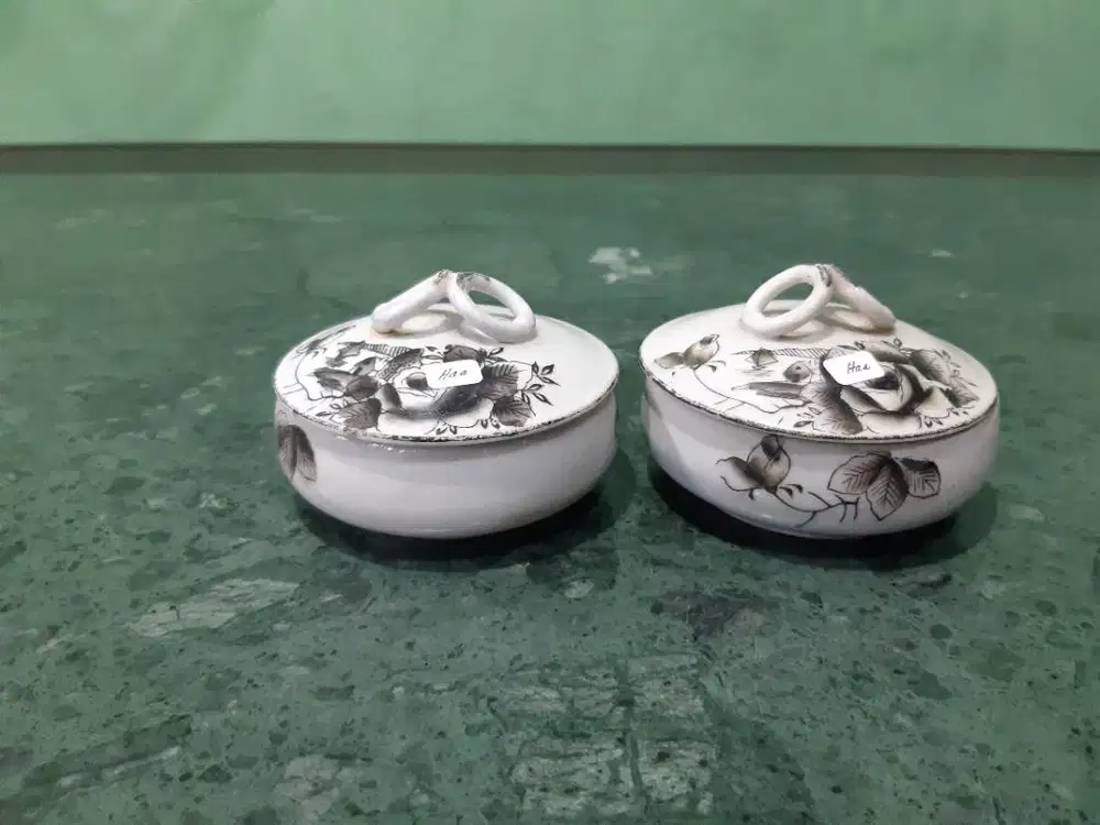 sepasang cangkir teh