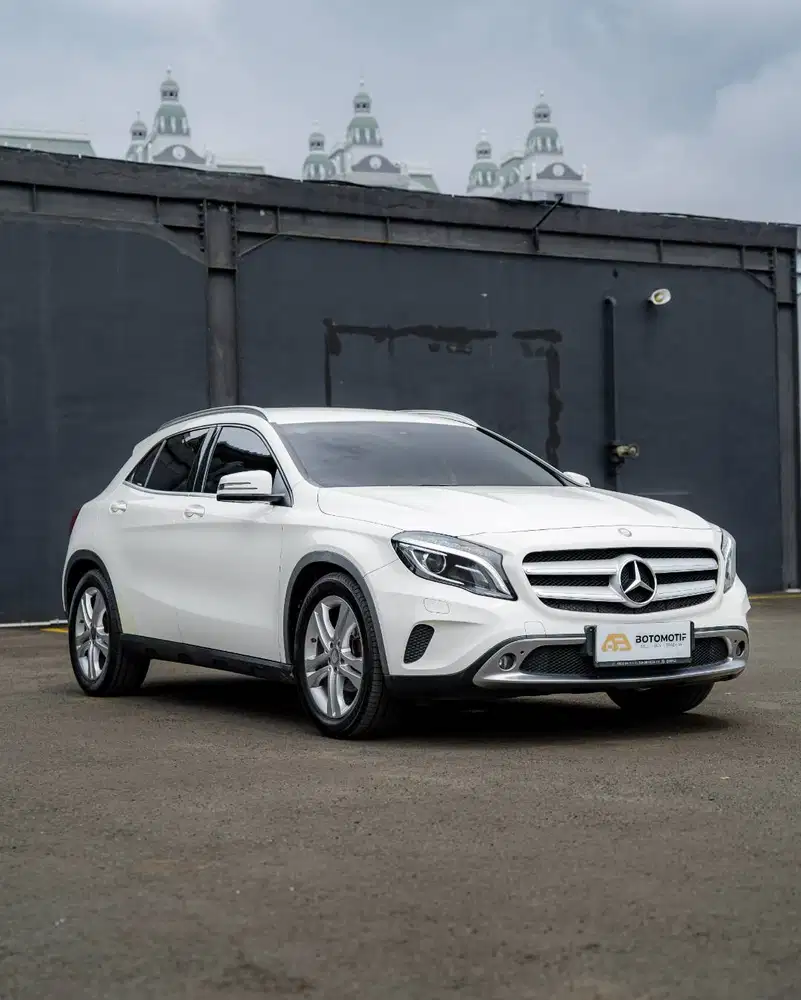 Mercedes-Benz GLA 200 Urban X156 white