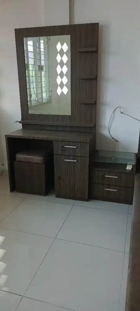 Dijual 1 unit Meja Rias dan tempat duduk